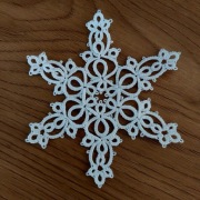 Dekor na choinkę śnieżynka frywolitka biala 10,5 cm