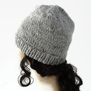 Czapka damska szara, rękodzieło