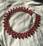 Krywulka, sylianka. Naszyjnik z koralików czerwono-srebrny