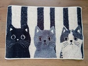 Dywanik łazienkowy z trzema kotami