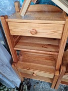 Szafki nocne z drewna sosnowego sprzedam