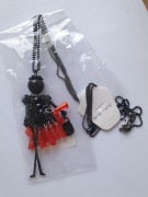 Wisiorek lalka czarno-czerwony z koralików