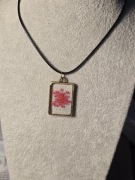 Ręcznie wykonany wisiorek z żywicy epoksydowej 