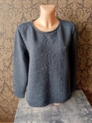 granatowa bluza w wytłaczane kwiaty