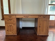 Duże drewniane biurko 