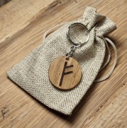Brelok/Amulet drewniany RUNA FEHU prezent OBFITOŚĆ