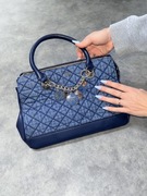 Torebka guess niebieska ze złotymi wykończeniami zawieszkami