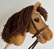 NOWY Hobby Horse A4 z ogłowiem i wodzami w zestawie brązowy