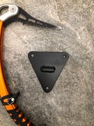 chwyt wspinaczkowy drytooling metalowy "oczko"