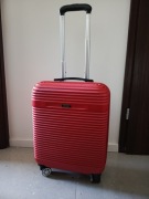 Ochnik czerwona walizka mała na kółkach twarda (55,40,20 cm)