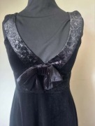 Czarna elegancka sukienka 38 M – ozdobny wzór, kokarda