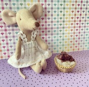 Brązowy piesek z mini legowiskiem dla myszek maileg lalki barbie do domku