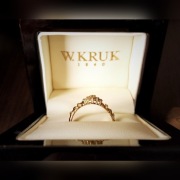 Złoty pierścionek z brylantami