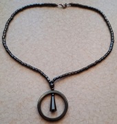 Metaliczny, mieniący się naszyjnik, bez regulacji