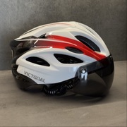 Kask rowerowy VICTGOAL z daszkiem i lampką LED – unisex, nowy