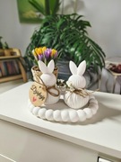 Zestaw wielkanocny 2 zajączki 9 cm na podstawce 12x17 cm – gips polimerowy