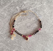 Regulowana bransoletka na jedwabnej nitce z agatem i rubinem