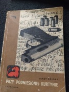 Przy Podniesionej kurtynie J Edigey