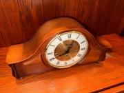 Kwadransiak, zegar kominkowy/stołowy HERMLE Westminster drewno orzechowe 