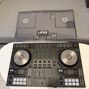 Native Instruments Traktor S4 MK3 4-kanałowy DJ kontroler z Haptic Drive