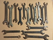 Zestaw starych kluczy płaskich dwustronnych – różne, stalowe, nieczyszczone