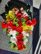 Stroik nagrobny krzyż,krzyż z róż,stroik na pomnik