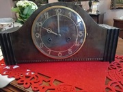 Zegar kominkowy w drewnianej obudowie.