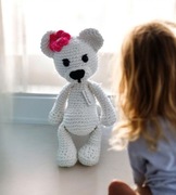 Mały miś wykonany ręcznie z włóczki