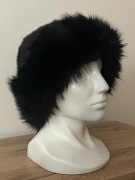 Czapka damska – futrzana, elegancka, czarna