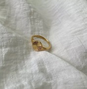 Minimalistyczny pierścionek z tłoczeniem 