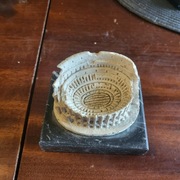 Koloseum pamiątka przywieziona z Rzymu z podstawką z marmuru