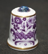 Naparstek kolekcjonerski porcelanowy Sutherland - kosz z kwiatami