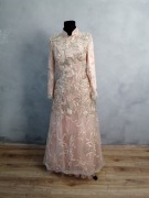 Sukienka do sesji zdjęciowej  haftowana, z wysokim kołnierzem