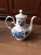 Dzbanek do kawy z niebieskimi zdobieniami