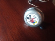Stary dzwonek rowerowy z myszką Mickey. Vintage