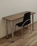 Stolik na stalowych nogach 