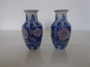 Dwa Falkony wazoniki w kwiaty