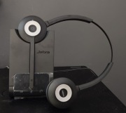 Słuchawki Jabra PRO 930 z stacją dokującą i zasilaczem.