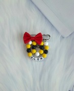 Przypinka , broszka do wózka z czerwoną kokardą