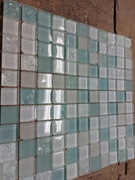 Mozaika szklana 30x30cm kolor biało turkusowy z wstawkami z kostek typu ICE