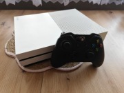 Xbox One S 1TB + oryginalny pad – bardzo zadbana, cicha, gotowa do gry 