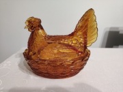 Kura bursztynowa stara bombonierka 