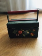 Vintage zielona drewniana niciarka szkatułka pudełko na drobiazgi.
