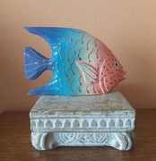 Pamiątka z Grecji. Ryba drewniana i podest ceramiczny. XWw.