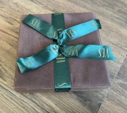 Ozdobne pudełko z kokardą na biżuterię