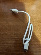 biały kabel USB-C do służący do ładowania i przesyłania danych