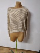 Beżowy sweter pięknie zdobiony złotą nitką 