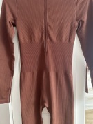 Kombinezon brązowy prążek