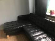 Czarna skórzana kanapa