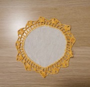 Mała serwetka vintage ręcznie wykończona na szydełku 
